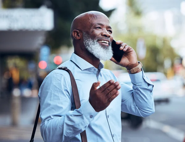 Бизнес Телефонный Звонок Чернокожий Человек Городе Улыбкой Разговорами Мобильной Связью — стоковое фото