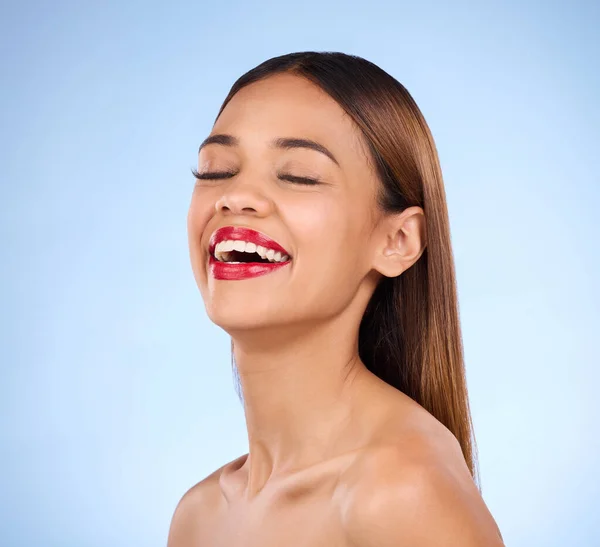 Schönheit Frau Und Roter Lippenstift Beim Lachen Mit Kosmetik Gesicht — Stockfoto