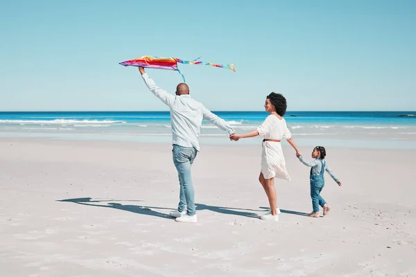 Holding Hands Kite Family Walking Together Beach Relax Bonding Ocean — Stock Photo, Image