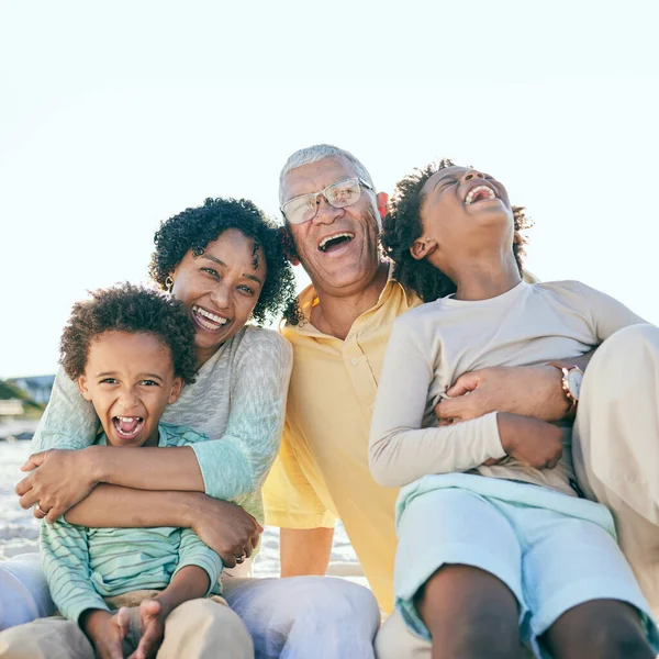 Laugh Beach Children Happy Grandparents Enjoy Bonding Quality Time Relax — Stock Photo, Image