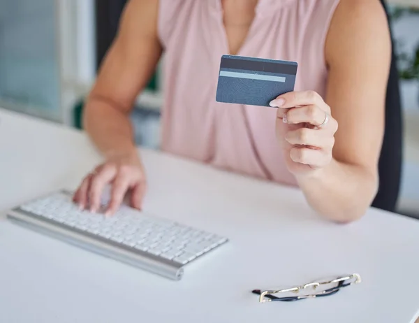 Počítač Žena Line Nakupování Nebo Ruce Kreditní Kartou Pro Platbu — Stock fotografie