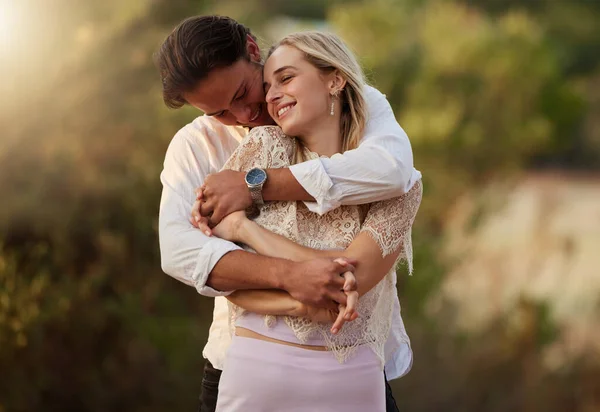 Paar Liefde Knuffel Outdoor Voor Zorg Vertrouwen Romantiek Met Veiligheid — Stockfoto