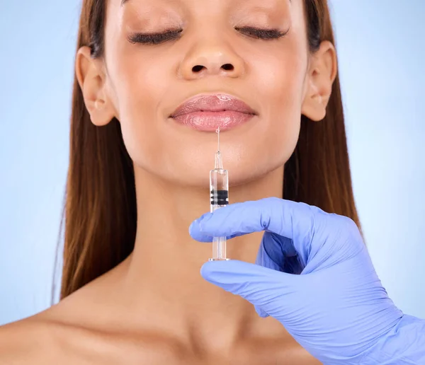 Gezicht Lippen Injectie Van Vrouw Studio Blauwe Achtergrond Gezichtscosmetica Jonge — Stockfoto