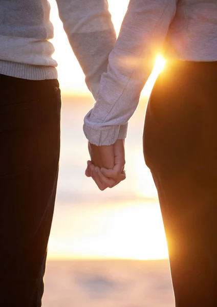 夫妻在海滩 日落和度假时手牵着手 以挽救婚期 男男女女手牵手 在阳光下散步 信任支持 和平与爱 旅行或自由 — 图库照片