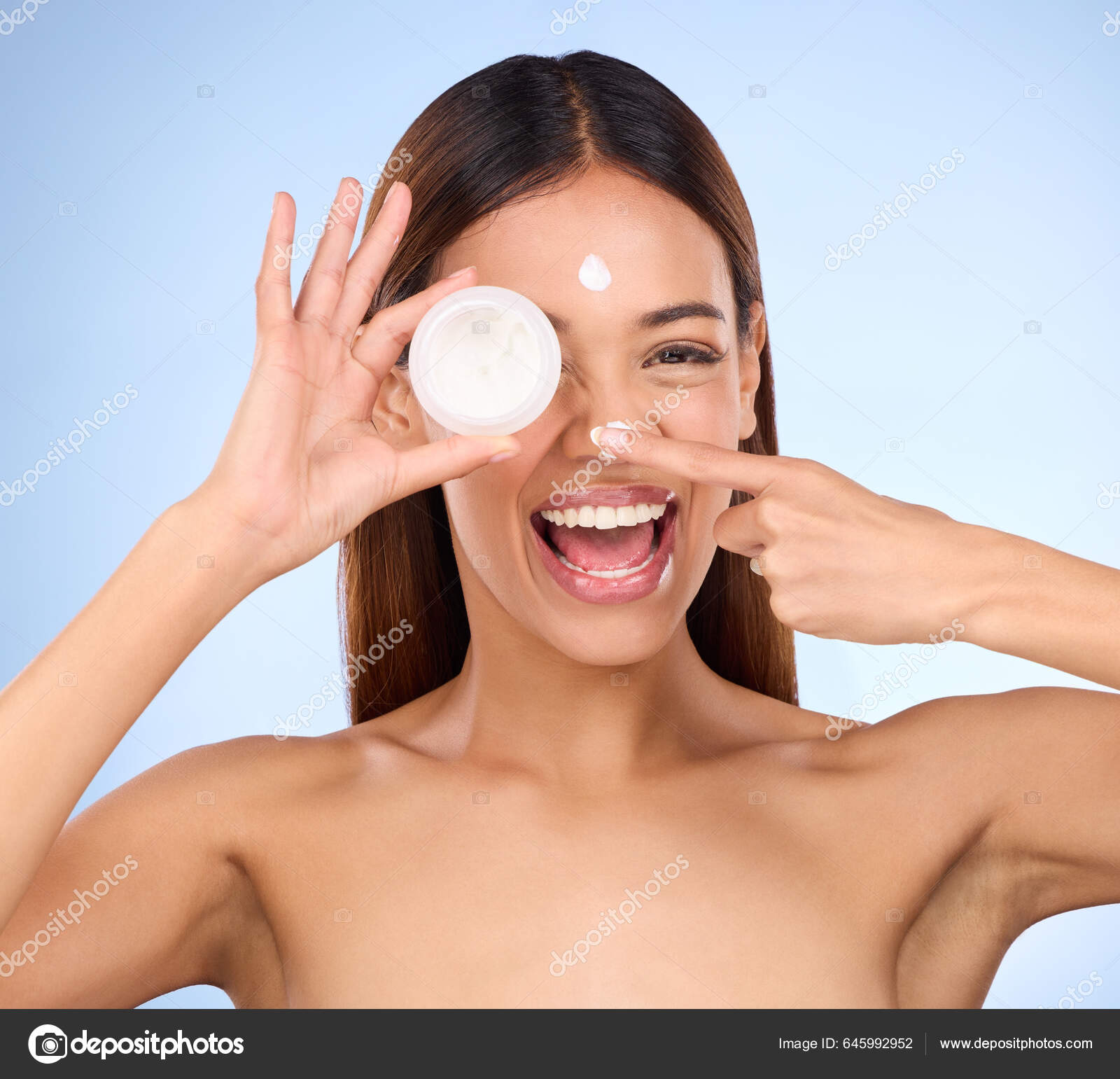 Woman Face Applying Moisturizer Cream Skincare Beauty Cosmetics Αυτοαγάπη  Φροντίδα — Φωτογραφία Αρχείου © PeopleImages.com #645992952