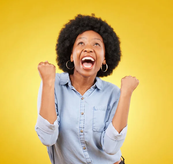 Mujer Negra Cara Emocionada Celebrar Ganar Estudio Mientras Que Feliz —  Fotos de Stock