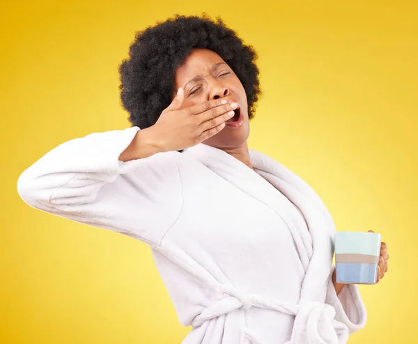 Йоунінг Кава Втомлена Чорна Жінка Студії Прокидається Спить Жовтому Фоні — стокове фото