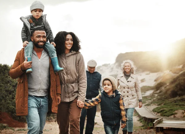 Familie Wandelingen Buiten Samen Met Natuur Geluk Verbroedering Kwaliteitstijd Doorbrengen — Stockfoto