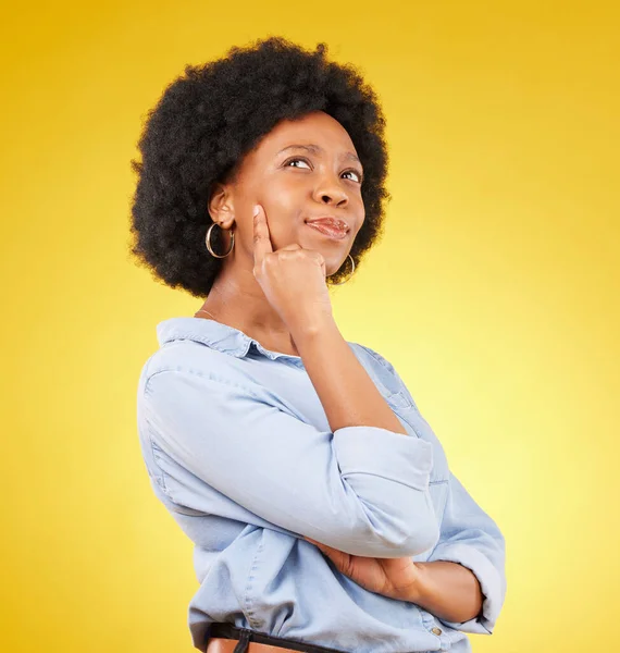 Denkende Verwarde Zwarte Vrouw Studio Pensive Verbaasd Onzeker Gele Achtergrond — Stockfoto