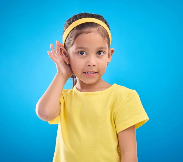Audición Escucha Retrato Niño Escuchando Aislado Sobre Fondo Azul Estudio — Foto de Stock