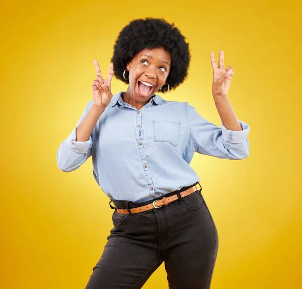 Grappige Vrolijke Zwarte Vrouw Met Vredesteken Glimlach Meisje Tegen Een — Stockfoto
