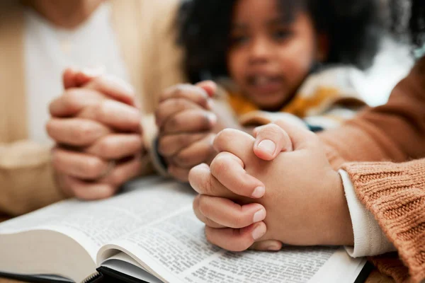 기독교에서 기도하고 지원하고 희망하기 아이들 기도하는 어머니 책읽기 종교에서 하나님을 — 스톡 사진