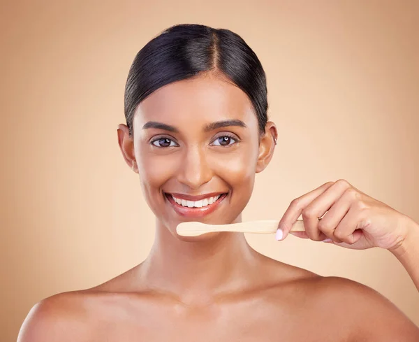 Portret Tandheelkundige Tandenborstel Met Een Model Vrouw Studio Een Beige — Stockfoto