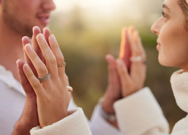 Αγάπη Ρομαντισμός Και Ζευγάρι Αγγίζουν Χέρια Στο Ηλιοβασίλεμα Για Δέσιμο — Φωτογραφία Αρχείου