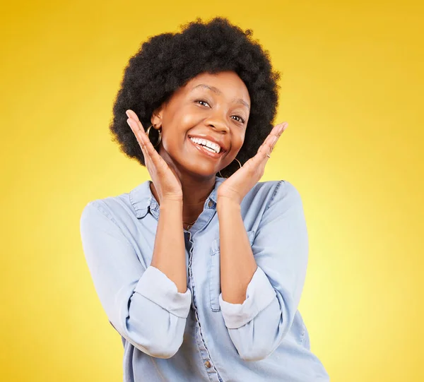 Mujer Negra Manos Cara Sonrisa Retrato Estudio Mientras Emociona Sobre — Foto de Stock
