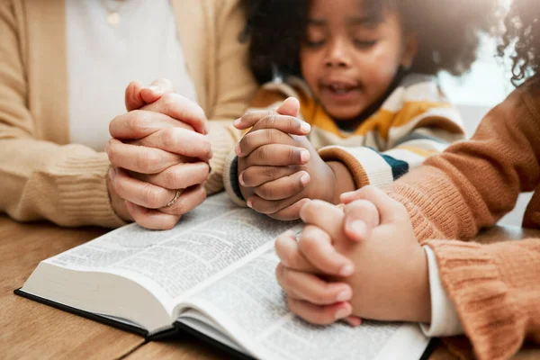 Біблія Руки Або Мама Моляться Разом Дітьми Про Молитву Підтримку — стокове фото