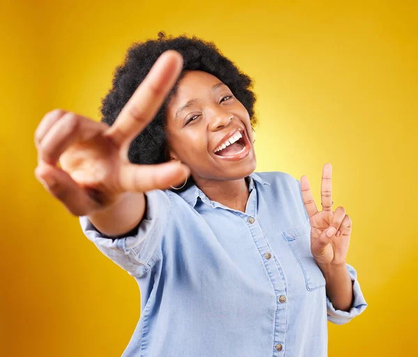 Mujer Negra Signo Paz Retrato Feliz Estudio Excitado Sonrisa Positivo —  Fotos de Stock
