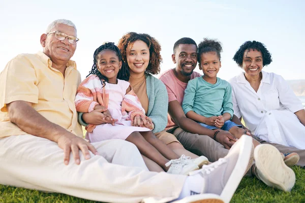 肖像画和世世代代在户外 快乐的人们与祖父母 父母和孩子们一起在草坪上放松 坐在草地上 多样性 爱与关系和联系 — 图库照片