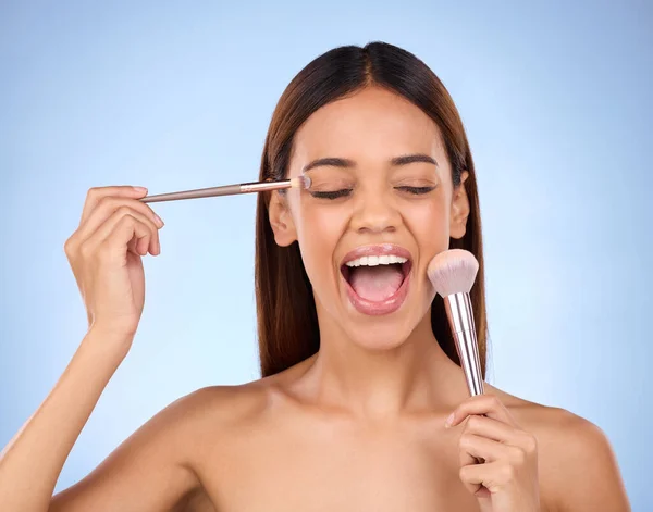 Schönheit Frau Und Pinsel Für Make Gesicht Mit Kosmetik Studio — Stockfoto