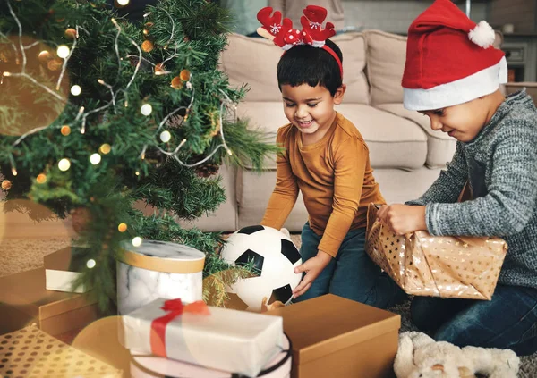 Festivo Feliz Crianças Com Presentes Natal Abrindo Caixas Junto Árvore — Fotografia de Stock