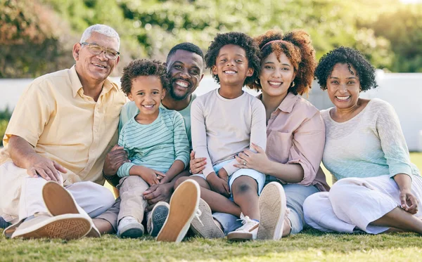 庭の祖父母 子供の肖像画は 夏休み 週末をお楽しみください 黒の家族 幸せと母 父と子供たちは 品質の時間のために笑顔 屋外でリラックスして絆 — ストック写真