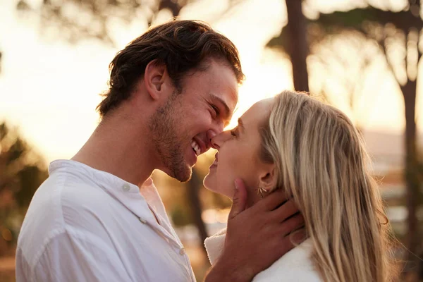 Amor Feliz Beijo Com Casal Natureza Para Romance Ligação Afetuoso — Fotografia de Stock