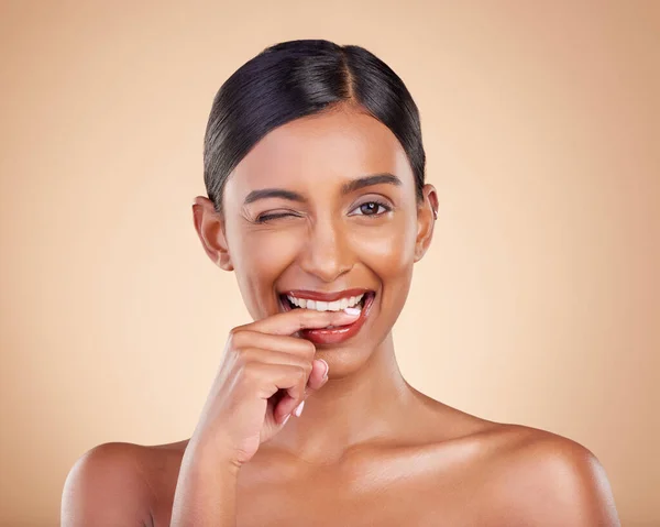 一个在工作室背景上被隔离的正在眨眼的女人的活泼 美丽和肖像 面容端庄的印度模特 用化妆品 化妆品和态度为口红做广告 — 图库照片