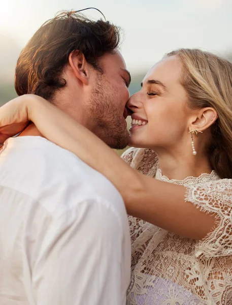 Pareja Beso Abrazo Aire Libre Con Una Sonrisa Amor Romance —  Fotos de Stock