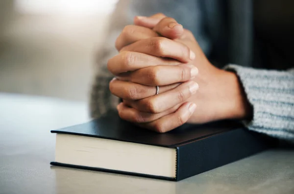 Libro Della Bibbia Persona Mani Che Pregano Speranza Aiuto Sostegno — Foto Stock