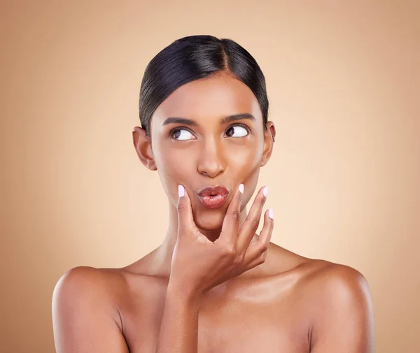 Pout Skönhet Och Indisk Kvinna Med Hudvård Makeup Och Kosmetisk — Stockfoto