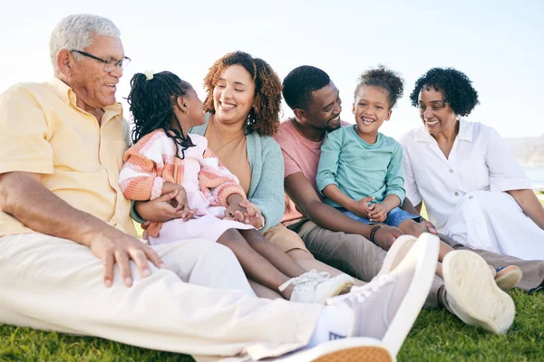 微笑和世世代代生活在户外 快乐的人们与祖父母 父母和孩子一起在草坪上放松 坐在草地上 多样性 爱与关系和联系 — 图库照片
