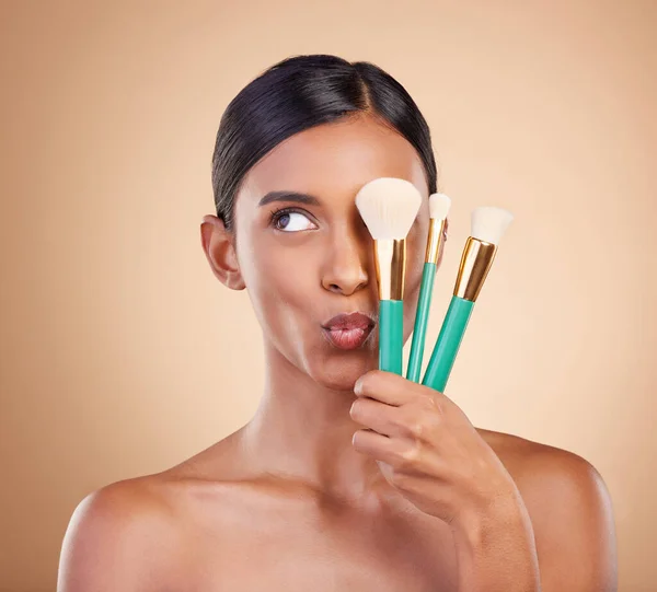 Cuidado Piel Cepillo Mujer India Con Maquillaje Fundación Divertido Sobre —  Fotos de Stock