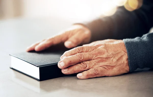 Księga Biblijna Uwielbienie Lub Ręce Starego Człowieka Świętą Modlitwę Wsparcie — Zdjęcie stockowe