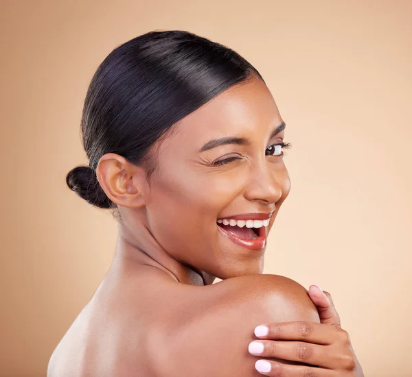 印度女人 容貌俊美 皮肤保健 心情舒畅地回头看 年轻的亚洲模特 喜剧演员和化妆品 让皮肤自然发光 美感和快乐 — 图库照片