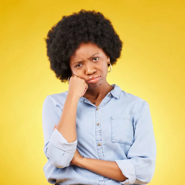 Чорна Жінка Сумне Обличчя Портрет Студії Засмучені Засмучені Розчаровані Жовтому — стокове фото