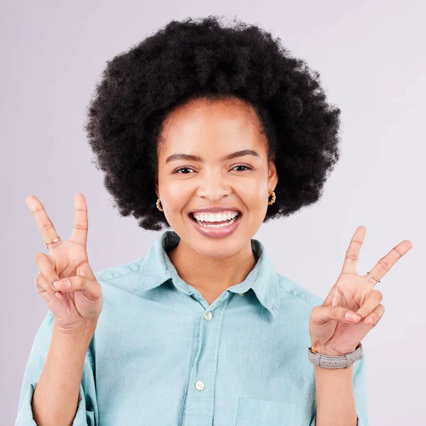 Feliz Sinal Paz Retrato Mulher Negra Estúdio Para Positivo Acordo — Fotografia de Stock