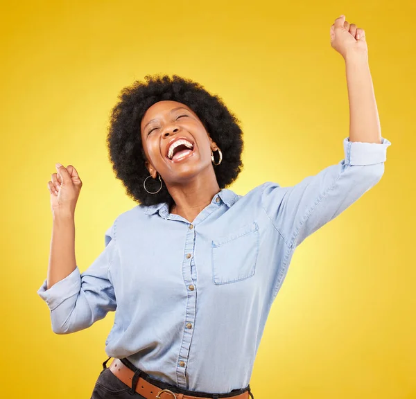 Mujer Negra Feliz Animadora Emocionada Con Libertad Aislada Sobre Fondo —  Fotos de Stock