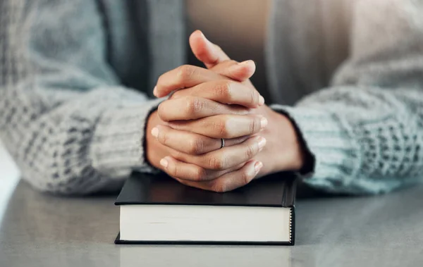 Libro Biblia Anciano Orando Por Esperanza Ayuda Apoyo Cristianismo Religión —  Fotos de Stock