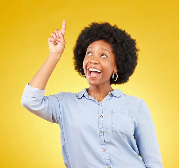 Promoção Estúdio Mulher Feliz Negra Apontam Para Simular Espaço Publicidade — Fotografia de Stock
