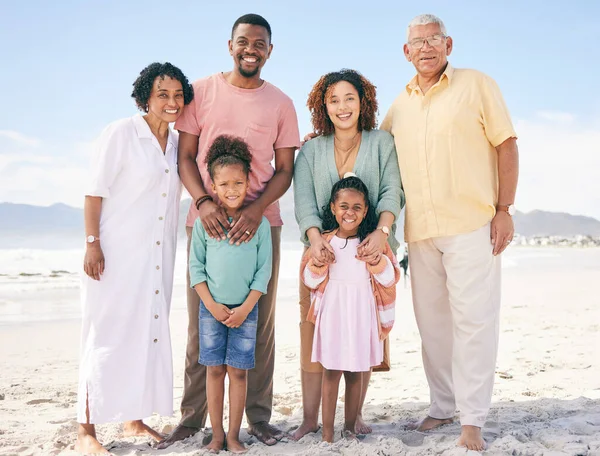 ビーチでの家族 肖像画や世代 幸せな人々は祖父母 子供と屋外でリラックスします 笑顔と旅行 愛と関係とバリ島での休暇中の絆 — ストック写真