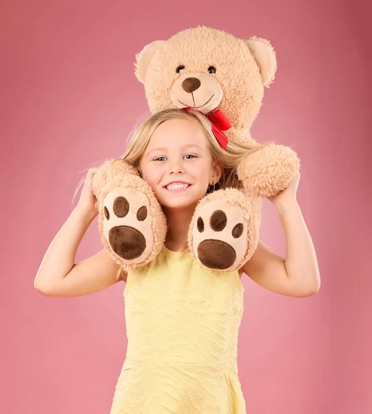 Urso Pelúcia Sorriso Menina Retrato Com Brinquedo Macio Com Felicidade — Fotografia de Stock