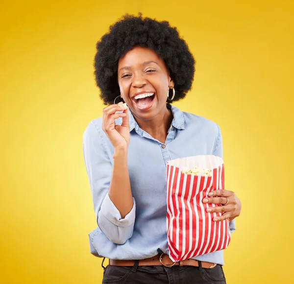 ストリーミングサービス 映画のためのスタジオで黒人女性と幸せ 笑顔とポップコーン 食品のための黄色の背景に隔離された女性とスナックとコメディと劇場 テレビや映画 — ストック写真