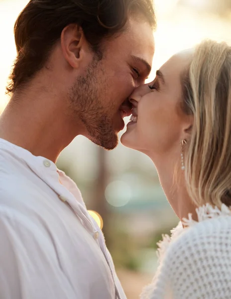 Kärlek Solnedgång Och Kyss Med Par Naturen För Romantik Bindning — Stockfoto