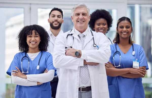 Médicos Enfermeras Brazos Cruzaron Retrato Hospital Diversidad Sobre Nosotros Liderazgo — Foto de Stock