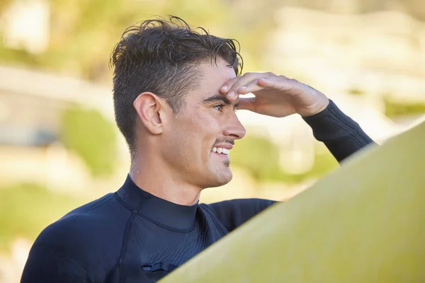 Surfer Mann Strand Und Suche Mit Lächeln Nach Wellen Aufgeregt — Stockfoto