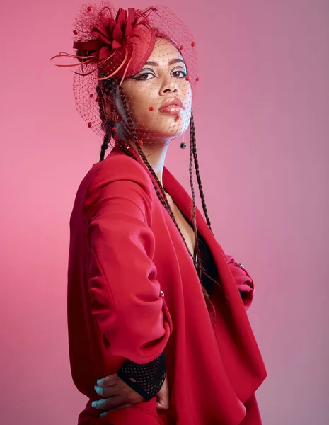 Kvinna Studioporträtt Och Rött Mode Med Kreativitet Sexigt Eller Ansikte — Stockfoto