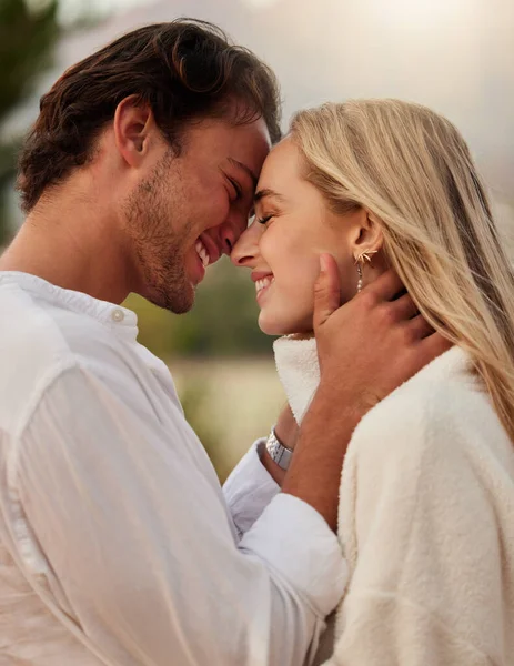 Kärlek Omsorg Och Kyss Med Par Naturen För Romantik Bindning — Stockfoto