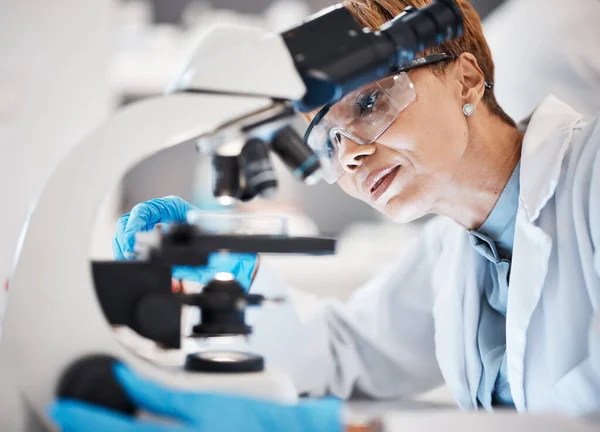 粒子研究のための研究室で医学 女性と顕微鏡 バイオテクノロジーのための研究室のDnaや細菌のためのメガネを持つ科学者 — ストック写真