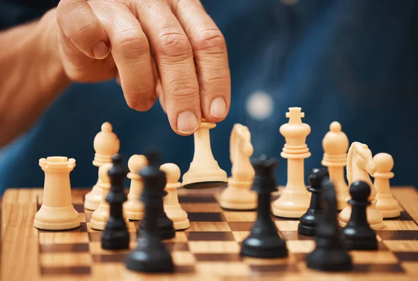Schach Spiel Und Hand Mit Einer Dame Bei Einem Brettspiel — Stockfoto