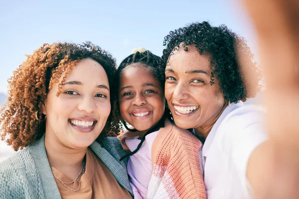 Selfie Uśmiech Portret Plażowy Lub Czarna Rodzina Wakacjach Dla Spokoju — Zdjęcie stockowe